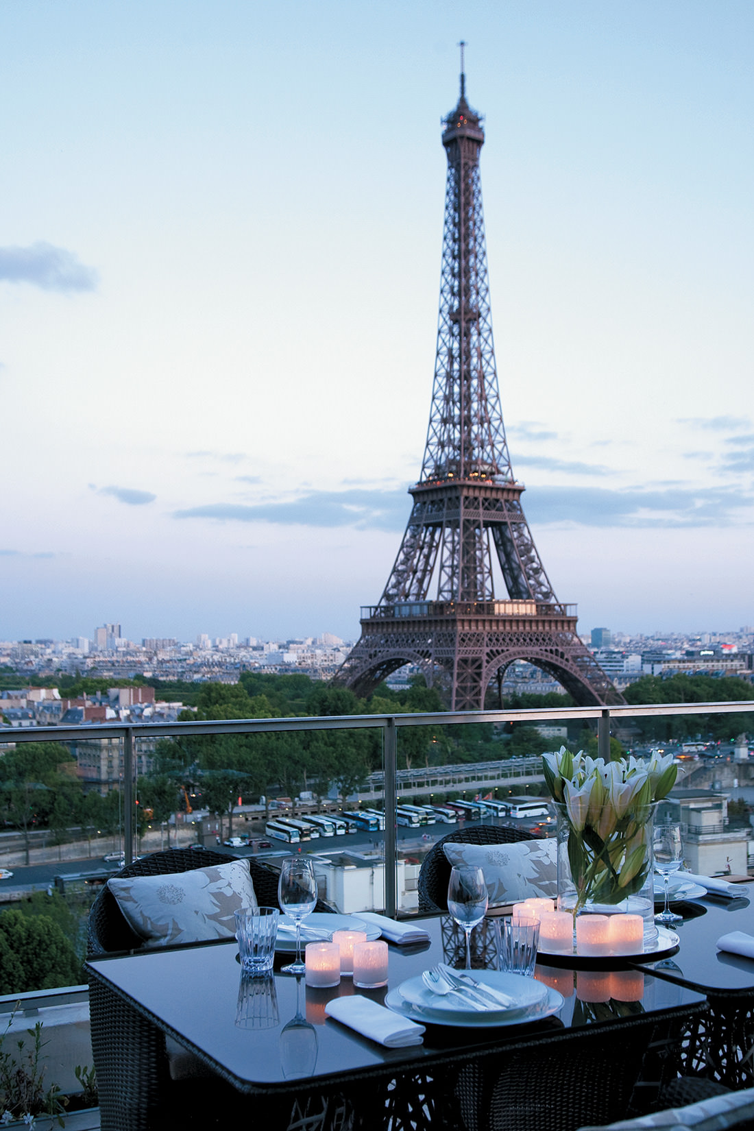 Вид на париж с эйфелевой башни. Эйфелева башня (la Tour Eiffel). Эйфелева башня в Париже фото. Ресторан на Эйфелевой башне в Париже. Шангри ла Париж.