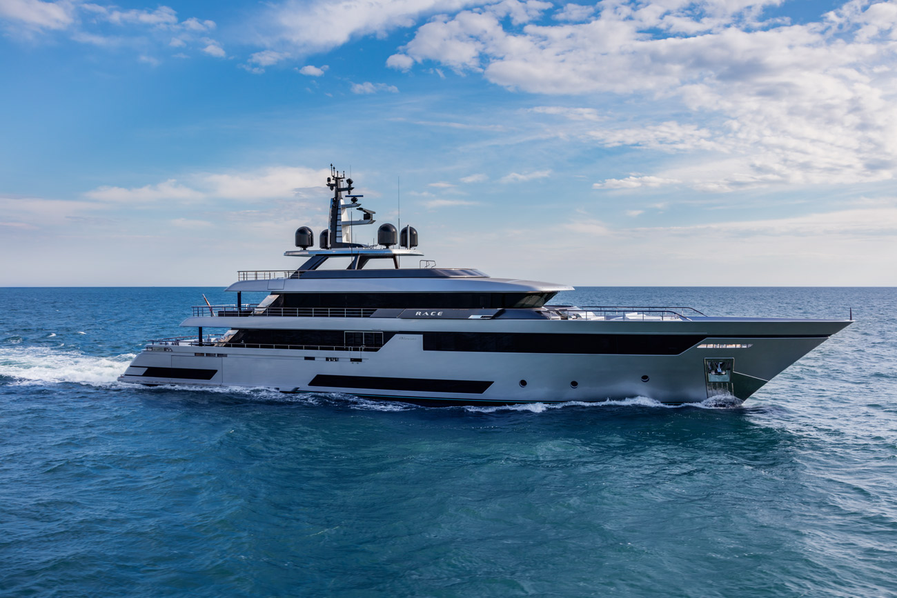 mega yacht 50 metri