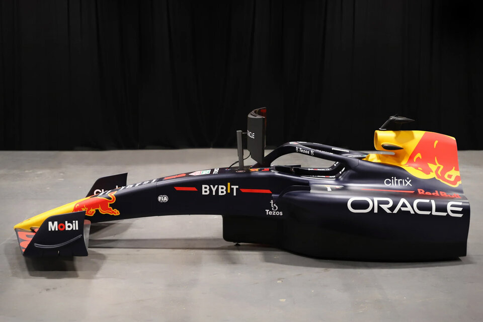 RB18 SHOW CAR SIMULATOR – CHAMPIONS EDITION